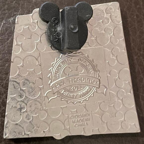 ⭐️ Disney Classic Minnie Mouse Pink Polka Dot Bow Trading Pin Disneyland Unisex - Picture 2 of 3